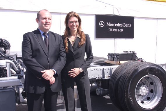 Mercedes Benz presento un Bus de piso Super Bajo