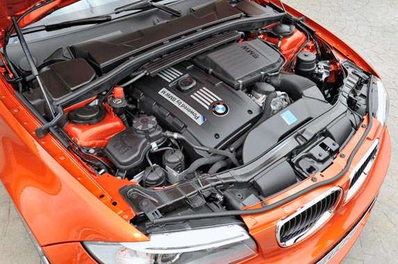 BMW-serie-1M-coupe-motor