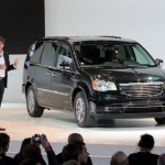 Chrysler-Town-&-Country-2011-03