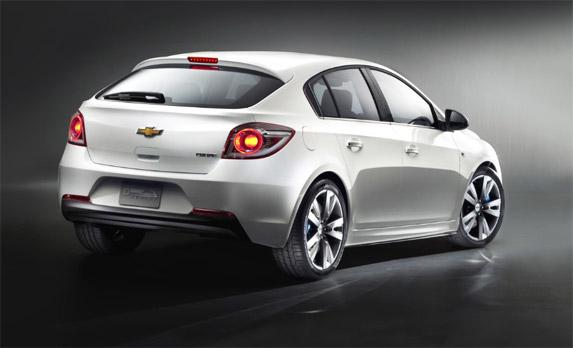 Cruze-Hatchback-002
