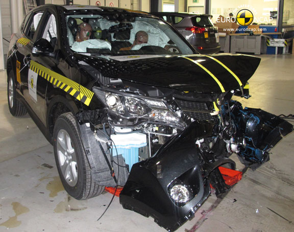 Nueva Toyota RAV4 despues de la colisión frontal