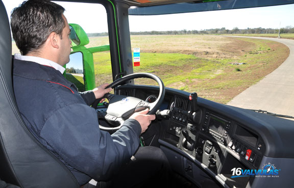 fpt7 Scania entregó un camión a la FPT para el dictado del Curso de Chofer Profesional