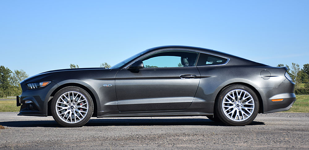 lateral Ford Mustang GT 5.0