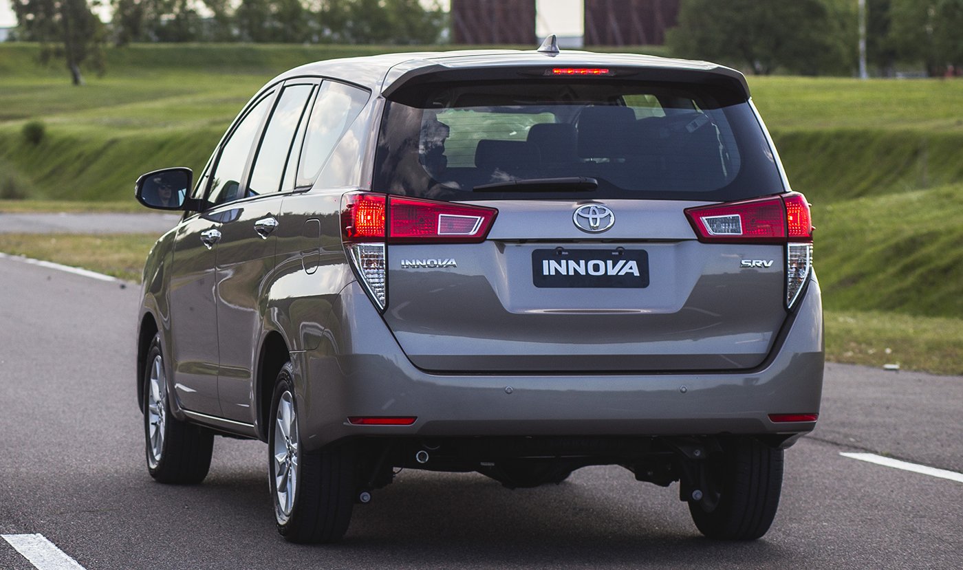 Toyota Innova atras