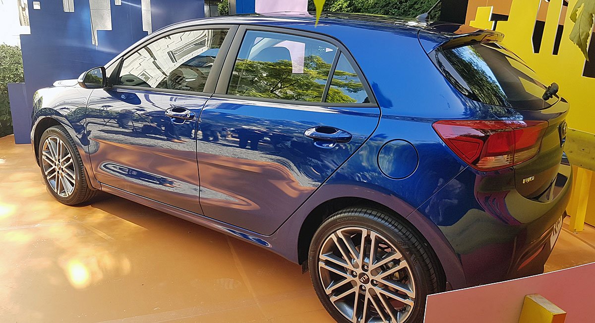 kia rio atras