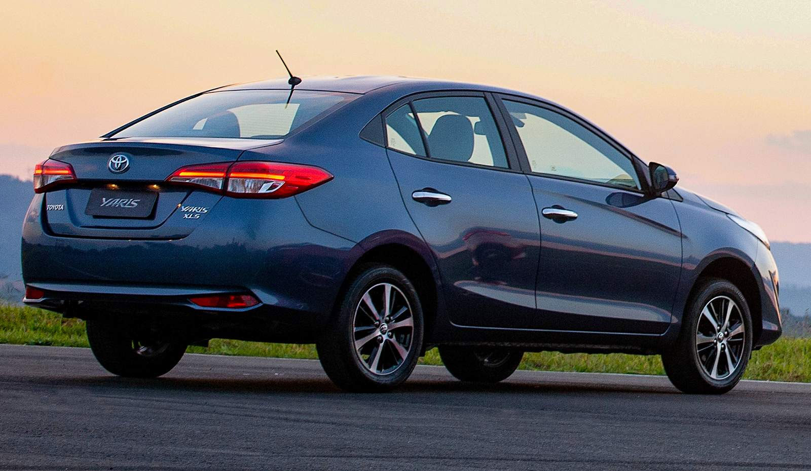 yaris-sedan-atras