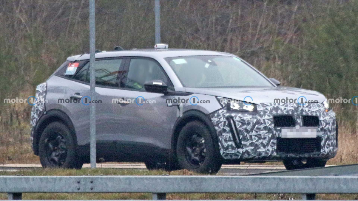 Peugeot 2008 facelift camuflado