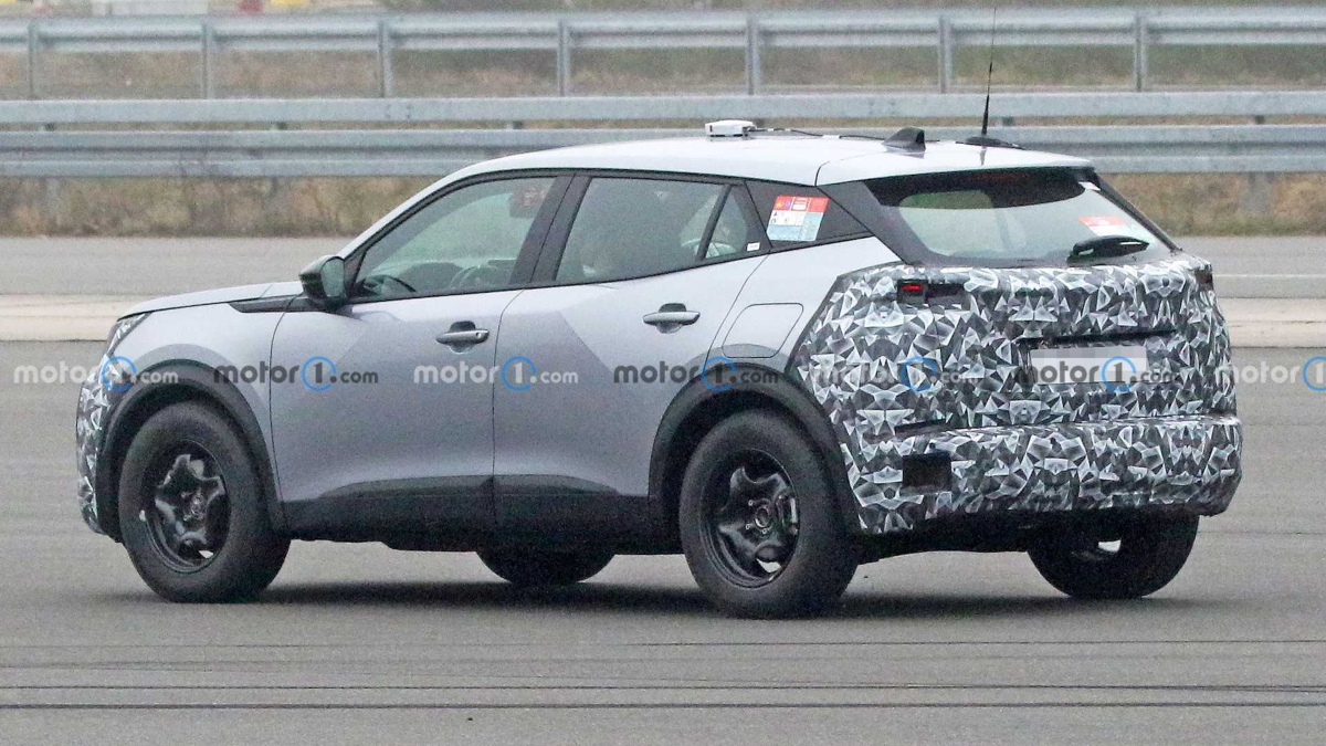 Peugeot 2008 facelift camuflado