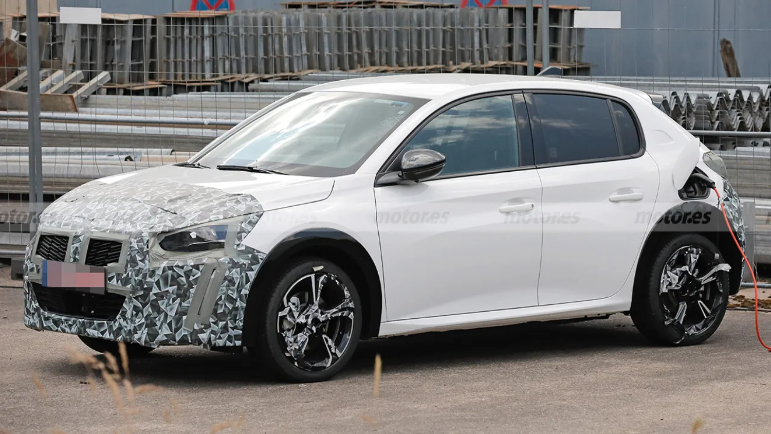 Peugeot 208 facelift camuflado