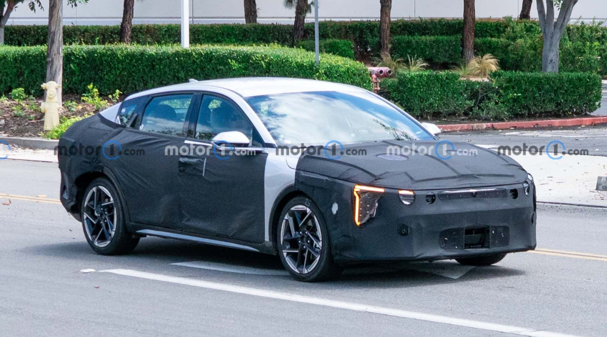 Kia K4 Cerato camuflado