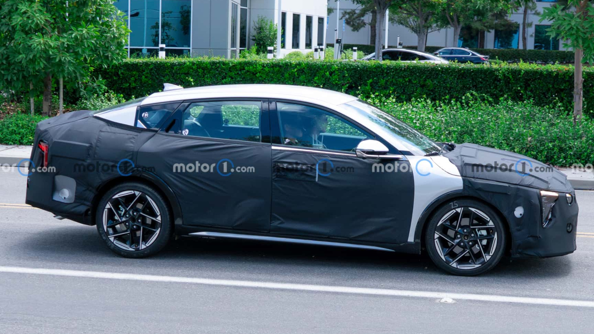 Kia K4 Cerato camuflado