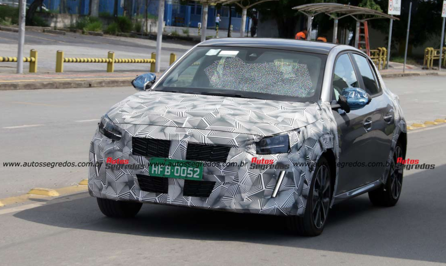 Peugeot 208 facelift camuflado