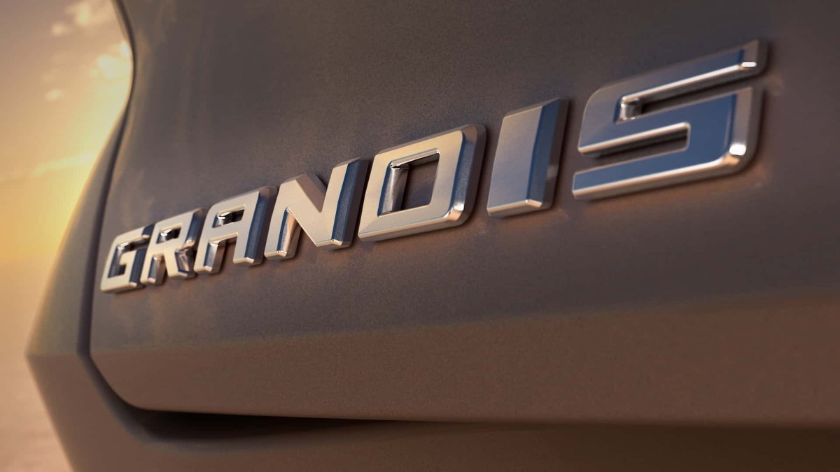Mitsubishi Grandis teaser