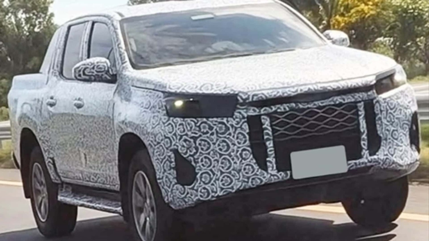 Toyota Hilux 2026 camuflada