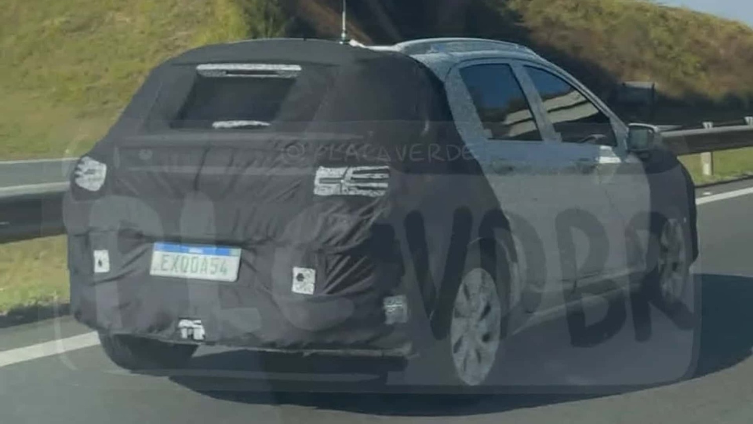 Chevrolet crossover del Onix fotos espía