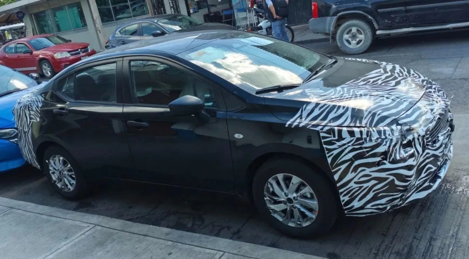 Nissan Versa restyling camuflado
