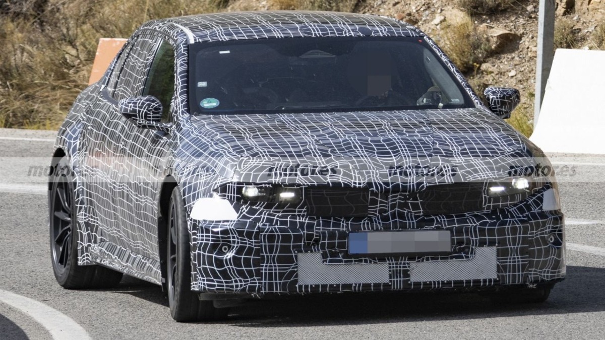 BMW M3 eléctrico camuflado