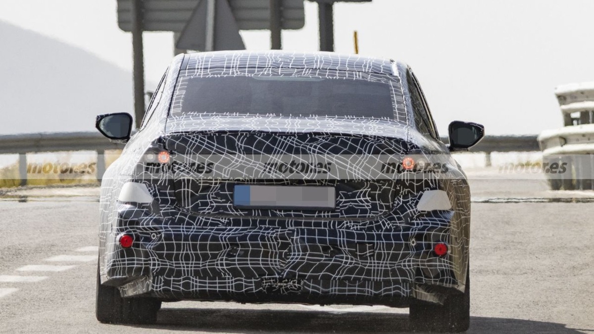 BMW M3 eléctrico camuflado