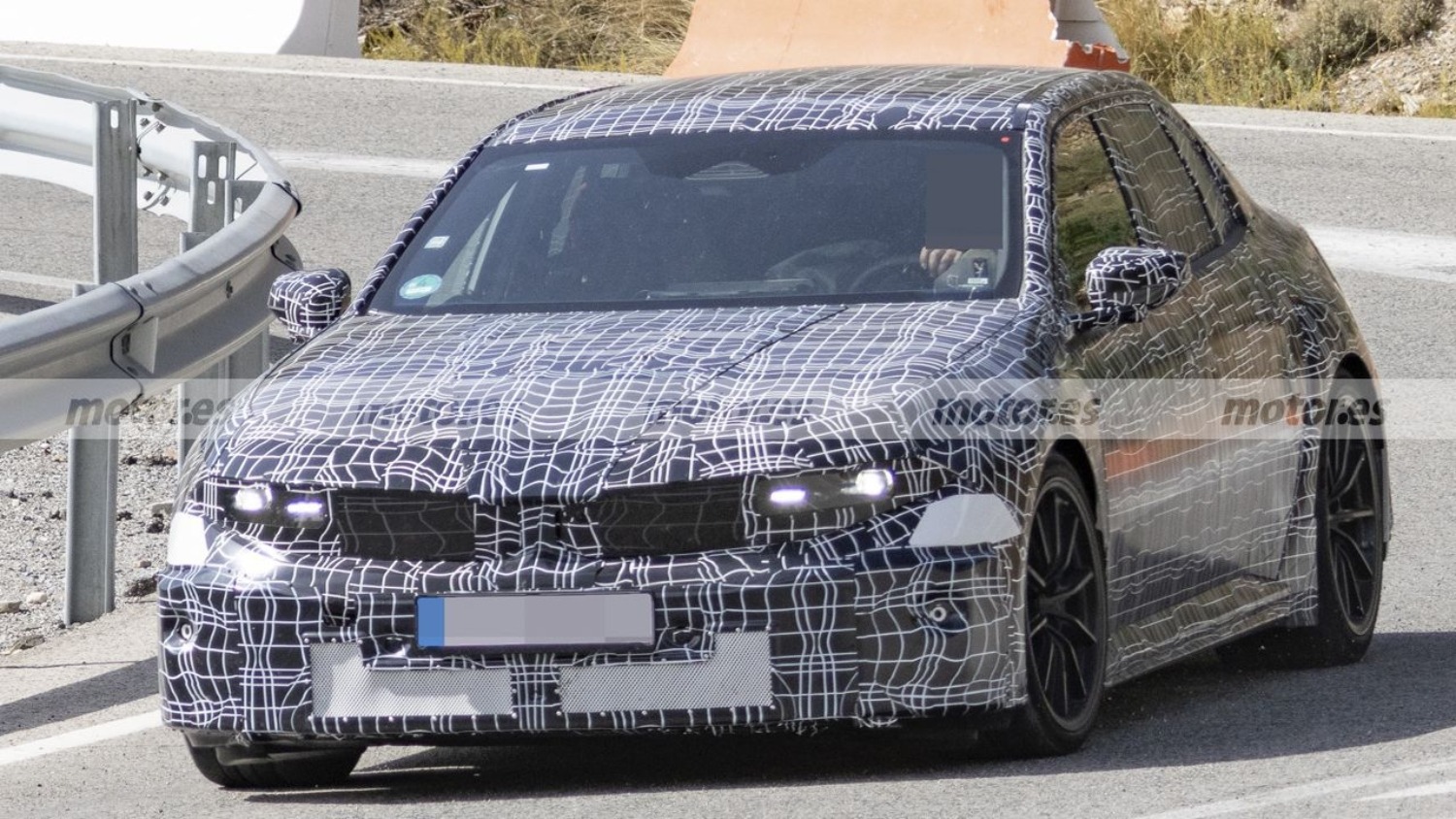 BMW M3 eléctrico camuflado