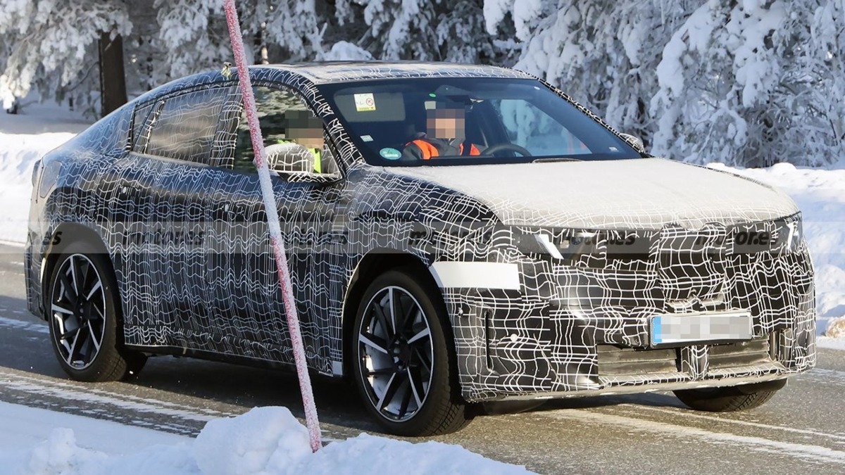 BMW iX4 camuflado