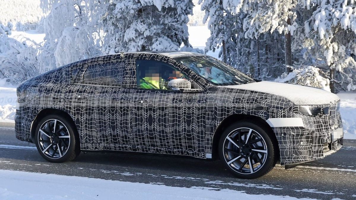 BMW iX4 camuflado