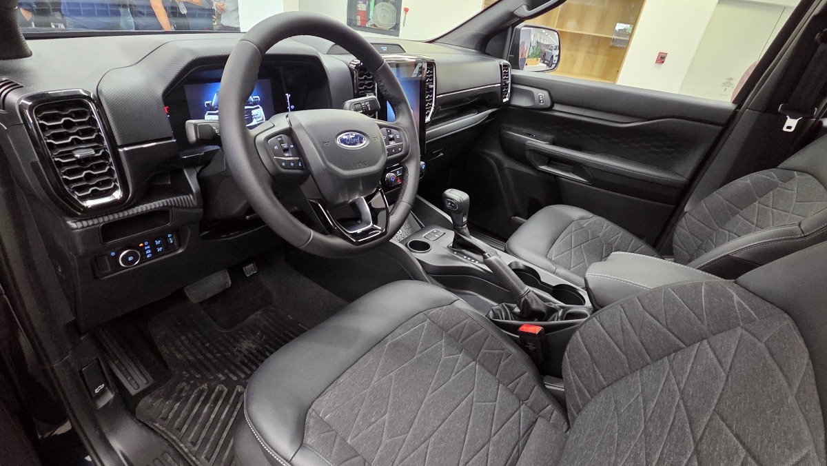 Ford Ranger Black 4x2 AT