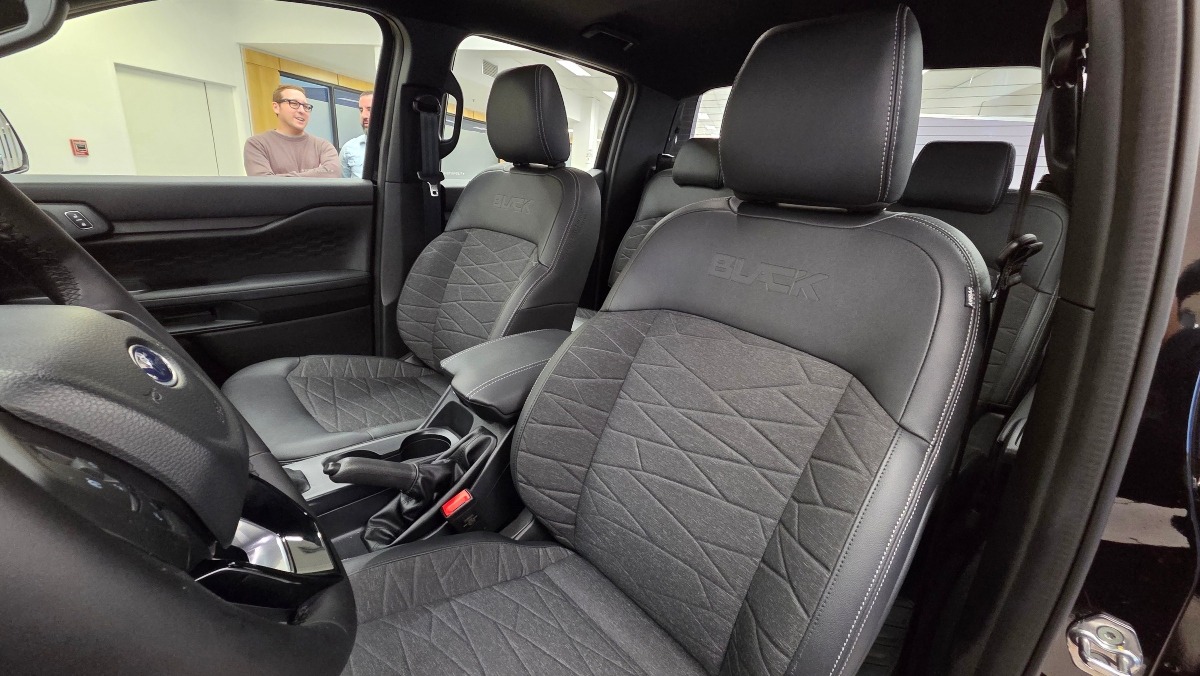 Ford Ranger Black 4x2 AT