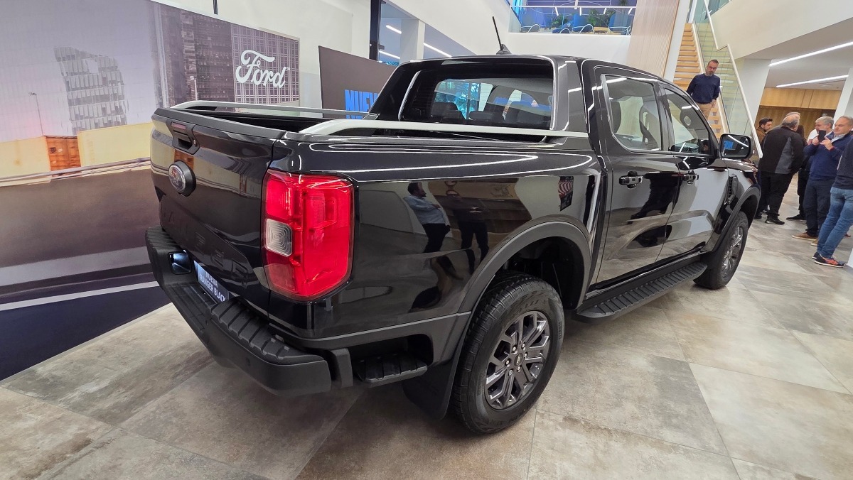 Ford Ranger Black 4x2 AT