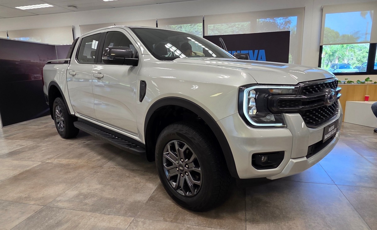 Ford Ranger Black 4x2 AT