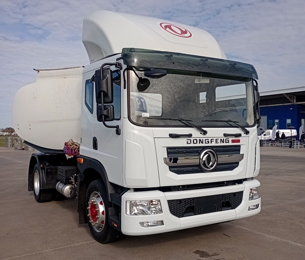 Dongfeng Captain D 1830 tractor