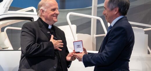 Toyota entrega papamóvil